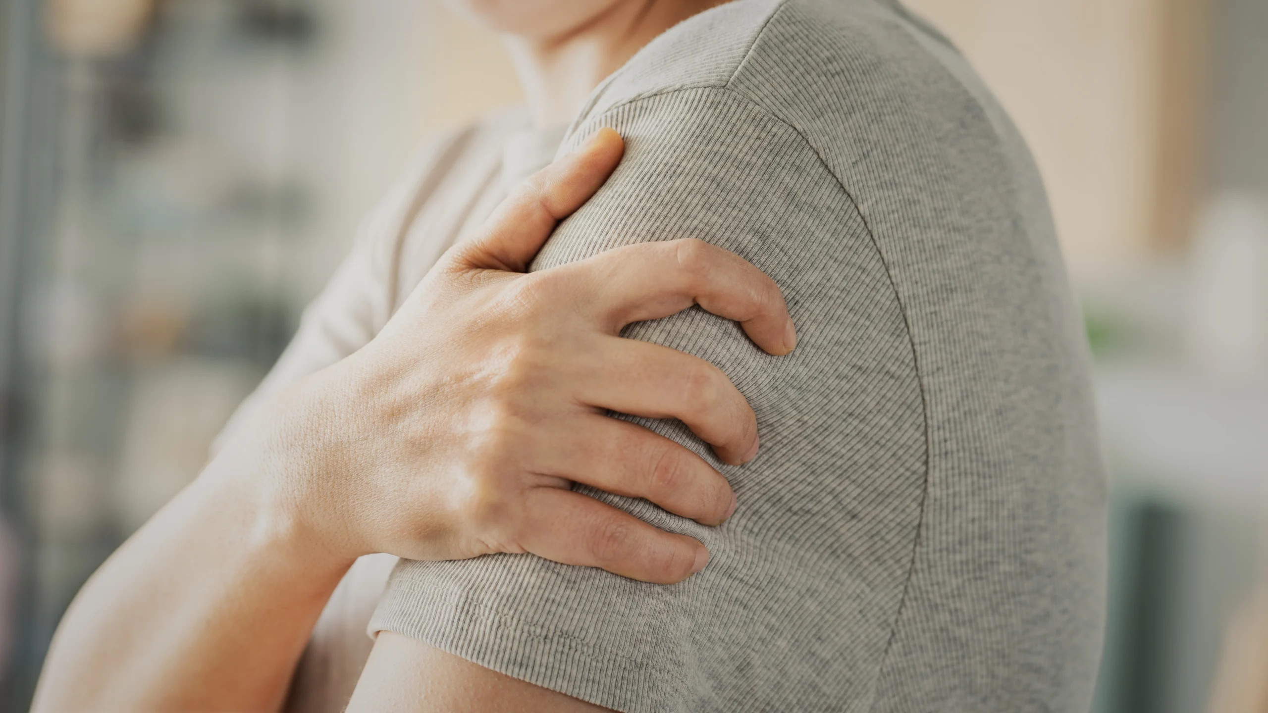 patient with pain in their shoulder due to rheumatoid arthritis