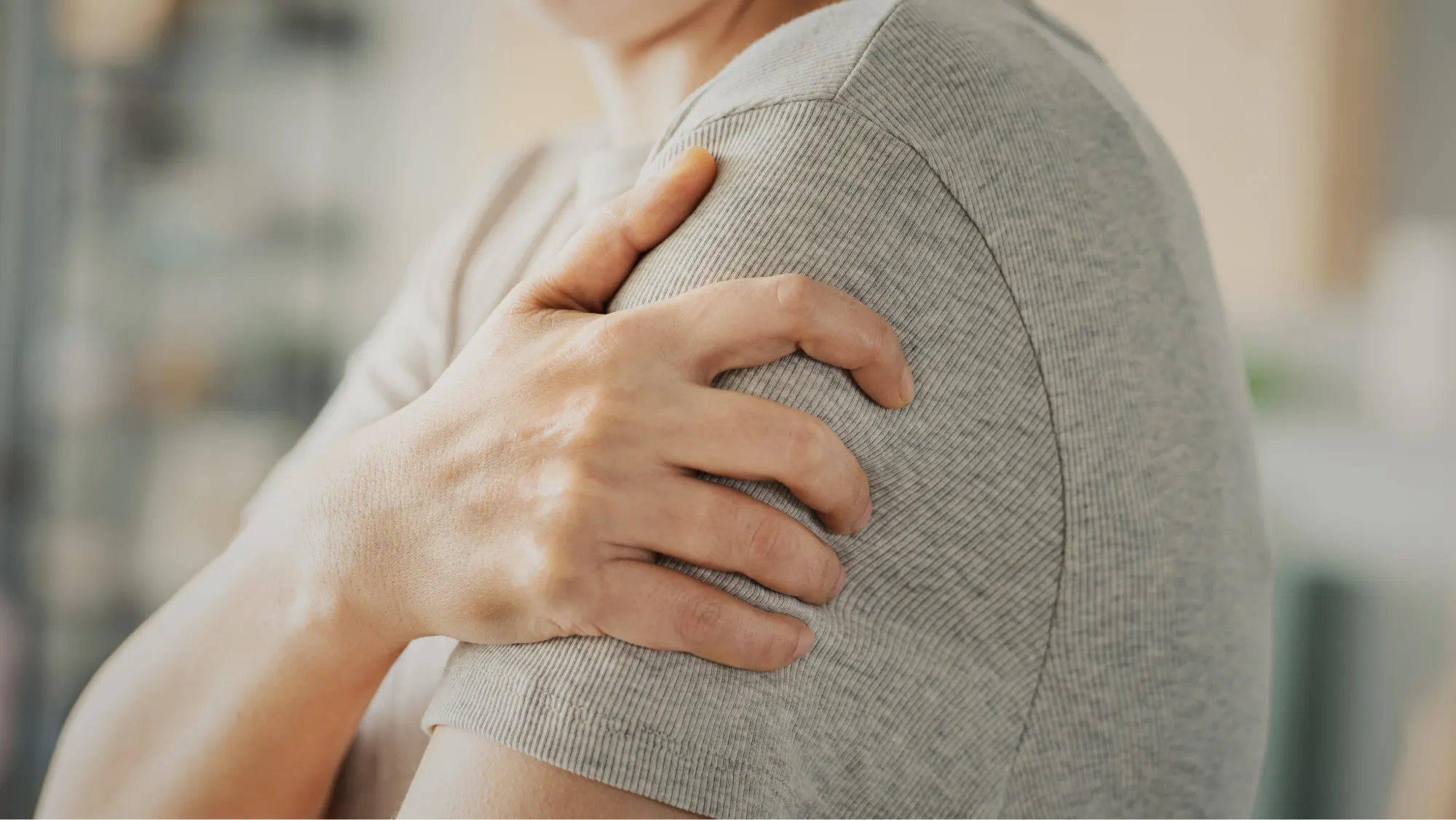 patient with pain in their shoulder due to rheumatoid arthritis