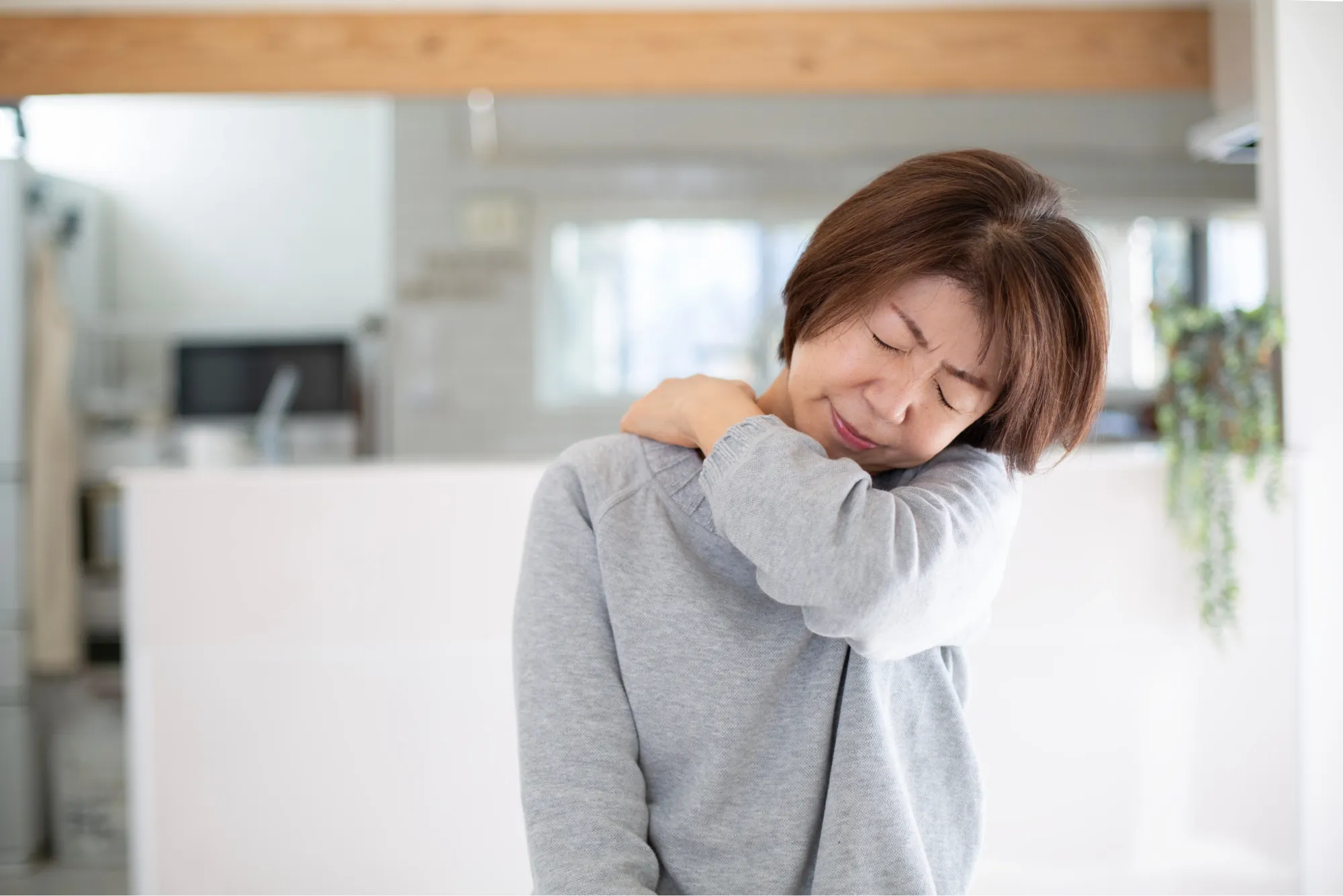 patient needing to relieve arthritis pain in the shoulder