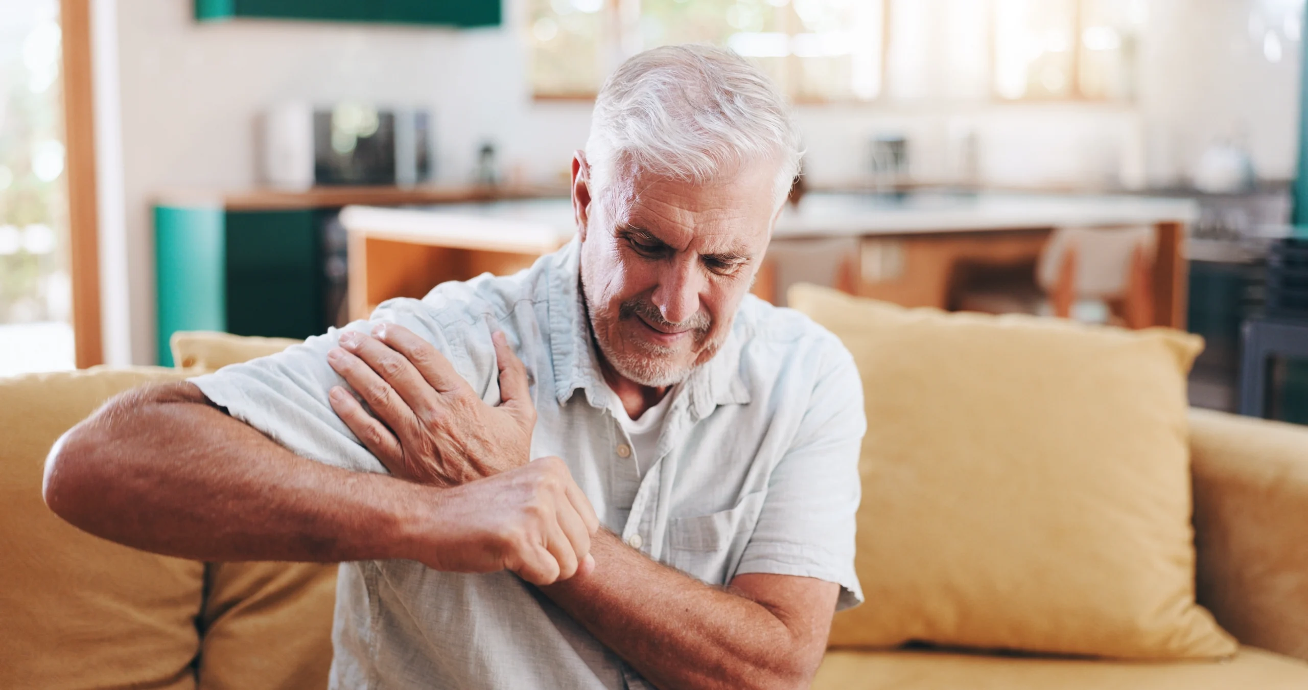patient learning how to prepare for shoulder replacement surgery.
