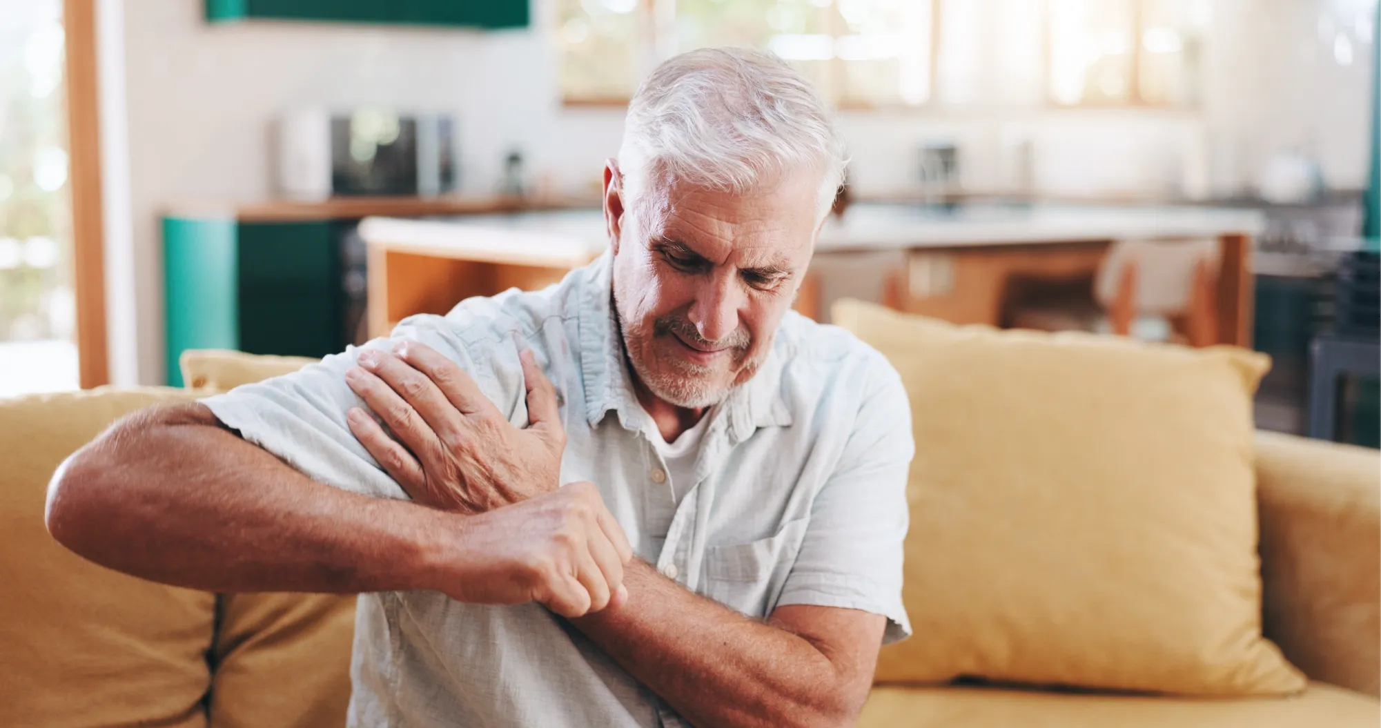 patient learning how to prepare for shoulder replacement surgery.